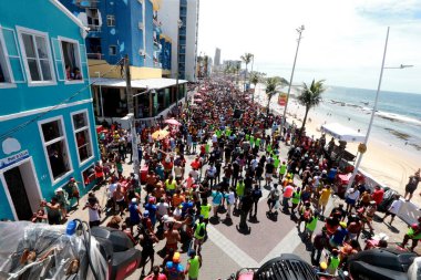 Salvador, Bahia, Brezilya - 22 Şubat 2023: Salvador şehrinin karnavalı sırasında, Barra Mahallesi 'ndeki Arrastao' ya şenlikler katılıyor.