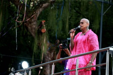 Salvador, Bahia, Brezilya - 22 Şubat 2023: Salvador Karnavalı sırasında görülen şarkıcı Leo Santana.