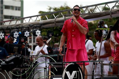 Salvador, Bahia, Brezilya - 22 Şubat 2023: şarkıcı Xandy Harminia, Salvador 'daki canaval sırasında bir üçlü eletrico' da şarkı söylerken görüldü..