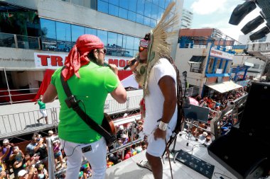 Salvador, Bahia, Brezilya - 22 Şubat 2023: Şarkıcılar Bell Marques ve Carlinho Brown Salvador şehrinin canavali sırasında Arrastao sırasında görüldü..