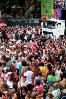 Salvador, Bahia, Brezilya - 22 Şubat 2023: şenlikler Salvador şehrinde canaval sırasında bir üçlü eletrico 'nun yanında görülür..