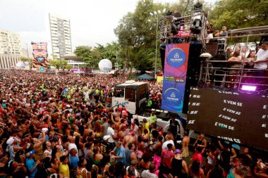 Salvador, Bahia, Brezilya - 22 Şubat 2023: şenlikler Salvador şehrinde canaval sırasında bir üçlü eletrico 'nun yanında görülür..