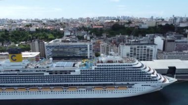 Salvador, Bahia, Brezilya - 1 Şubat 2023: Yolcu gemisi Salvador limanında rıhtımda görüldü..