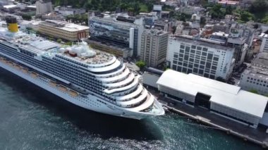 Salvador, Bahia, Brezilya - 1 Şubat 2023: Yolcu gemisi Salvador limanında rıhtımda görüldü..