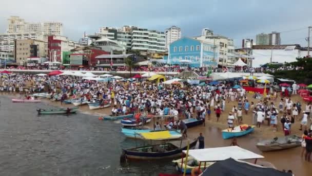 2023年2月2日 在萨尔瓦多市Rio Vermelho海滩举行的纪念Yemanja的聚会上 人们看到了坎多布尔宗教的成员 — 图库视频影像