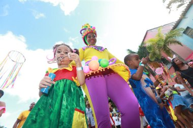 Salvador, Bahia, Brezilya - 1 Ocak 2023: Salvador 'daki karnaval sırasında Pelourinho' da çocuklar eğleniyor.