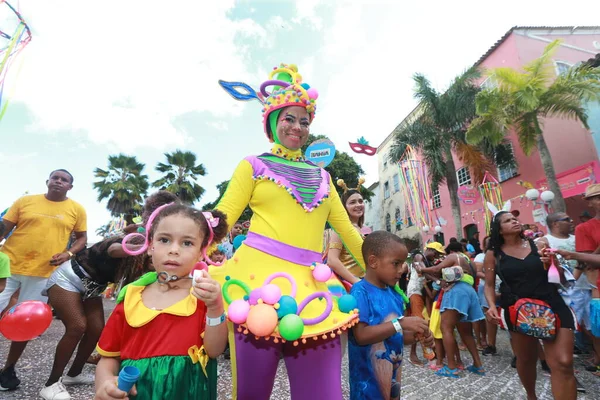 ブラジル バヒアのサルヴァドール 2023年1月1日 子供たちはサルバドール市のカーニバル中にPelourinhoで楽しみを持っています — ストック写真