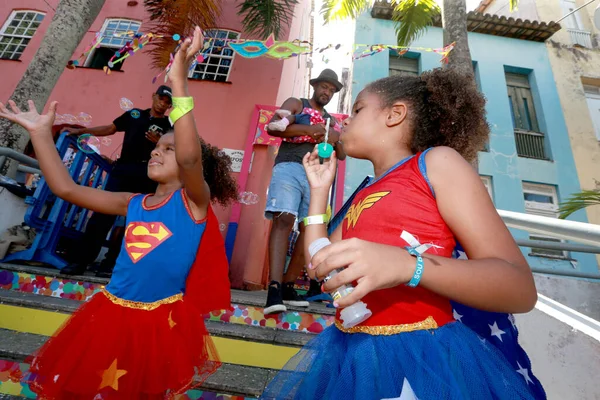 Salvador, Bahia, Brezilya - 1 Ocak 2023: Salvador 'daki karnaval sırasında Pelourinho' da çocuklar eğleniyor.