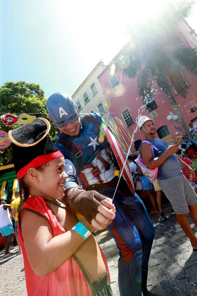 ブラジル バヒアのサルヴァドール 2023年1月1日 子供たちはサルバドール市のカーニバル中にPelourinhoで楽しみを持っています — ストック写真