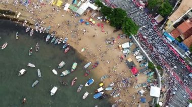 Salvador, Bahia, Brezilya - 2 Şubat 2023: Candomble dini üyeleri Rio Vermelho sahilindeki Yemanja onuruna düzenlenen bir partide görülürler.