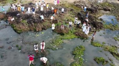 Salvador, Bahia, Brezilya - 2 Şubat 2023: Candomble dini üyeleri Rio Vermelho sahilindeki Yemanja onuruna düzenlenen bir partide görülürler.