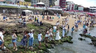 Salvador, Bahia, Brezilya - 2 Şubat 2023: Candomble dini üyeleri Rio Vermelho sahilindeki Yemanja onuruna düzenlenen bir partide görülürler.