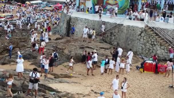 2023年2月2日 在萨尔瓦多市Rio Vermelho海滩举行的纪念Yemanja的聚会上 人们看到了坎多布尔宗教的成员 — 图库视频影像