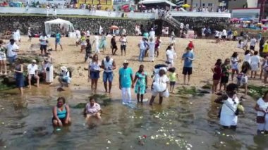 Salvador, Bahia, Brezilya - 2 Şubat 2023: Candomble dini üyeleri Rio Vermelho sahilindeki Yemanja onuruna düzenlenen bir partide görülürler.