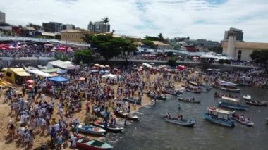 Salvador, Bahia, Brezilya - 2 Şubat 2023: Candomble dini üyeleri Rio Vermelho sahilindeki Yemanja onuruna düzenlenen bir partide görülürler.
