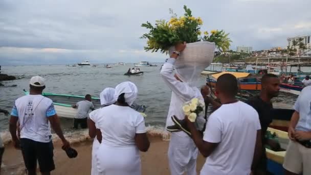 ブラジル バヒアのサルヴァドール 2023年2月2日 サルバドール市のリオ ヴェルメロ ビーチで開催されたイエマンジャを記念して キャンダム宗教のメンバーがパーティー中に見られる — ストック動画