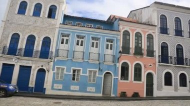 Salvador, Bahia, Brezilya - 8 Mayıs 2023: Salvador şehrinin tarihi merkezinde Santo Antonio Alem do Carmo semtindeki eski evlerin manzarası.