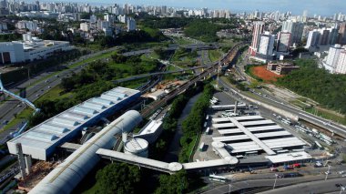 Salvador, Bahia, Brezilya - 17 Mayıs 2023: Salvador şehrindeki Rotula do Abacaxi bölgesinin hava manzarası.