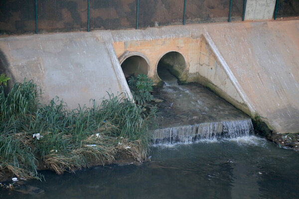 Сальвадор, Баия, Бразилия - 17 мая 2023 года: труба, вытекающая из сточных вод в поток в городе Сальвадор.