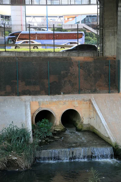ブラジル バイーア州サラドール 2023年5月17日 下水をサルバドール市内の小川に噴出するパイプ — ストック写真