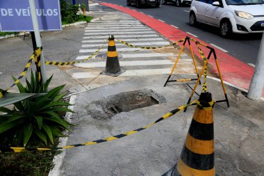 Salvador, Bahia, Brezilya - 16 Mayıs 2023: Koni ve güvenlik bandı Salvador şehrinin kaldırımında delik olan yerel işaret