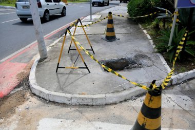 Salvador, Bahia, Brezilya - 16 Mayıs 2023: Koni ve güvenlik bandı Salvador şehrinin kaldırımında delik olan yerel işaret
