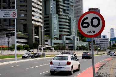 Salvador, Bahia, Brezilya - 16 Mayıs 2023: trafik ışığı Salvador şehrinde saatte 60 kilometre hız limitini gösteriyor..