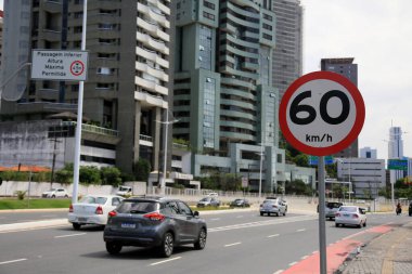 Salvador, Bahia, Brezilya - 16 Mayıs 2023: trafik ışığı Salvador şehrinde saatte 60 kilometre hız limitini gösteriyor..