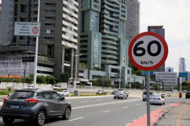 Salvador, Bahia, Brezilya - 16 Mayıs 2023: trafik ışığı Salvador şehrinde saatte 60 kilometre hız limitini gösteriyor..
