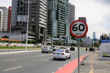 Salvador, Bahia, Brezilya - 16 Mayıs 2023: trafik ışığı Salvador şehrinde saatte 60 kilometre hız limitini gösteriyor..