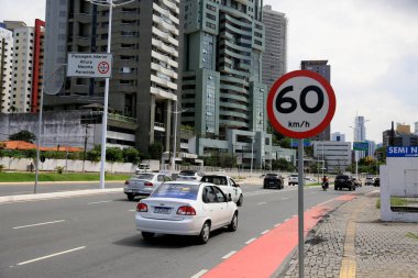 Salvador, Bahia, Brezilya - 16 Mayıs 2023: trafik ışığı Salvador şehrinde saatte 60 kilometre hız limitini gösteriyor..