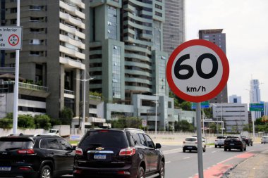 Salvador, Bahia, Brezilya - 16 Mayıs 2023: trafik ışığı Salvador şehrinde saatte 60 kilometre hız limitini gösteriyor..