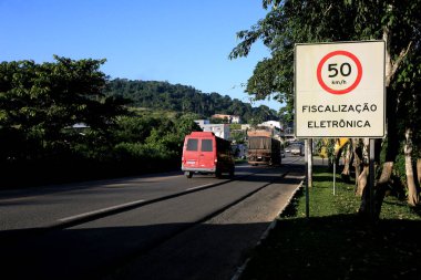 Gandu, Bahia, Brezilya - 19 Mayıs 2023: trafik sinyal panosu Gandu şehrinde hız kamerasıyla saatte 80 km hız sınırı olduğunu gösteriyor..