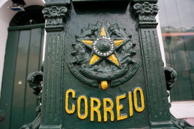 Salvador, Bahia, Brezilya - 20 Kasım 2022: Correios Brasileiro posta kutusu Salvador 'un tarihi merkezinde görüldü.