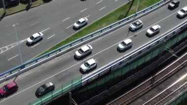 Salvador, Bahia, Brezilya - 16 Mayıs 2023: Salvador şehrindeki Iguatemi bölgesinde araç trafiği.