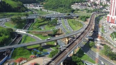 Salvador, Bahia, Brezilya - 16 Mayıs 2023: Salvador şehrinde araç trafiği.
