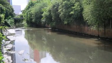 Salvador, Bahia, Brezilya - 17 Mayıs 2023: Salvador şehrindeki Camarajipe nehri üzerindeki ağ ve kanalizasyon kanalı.