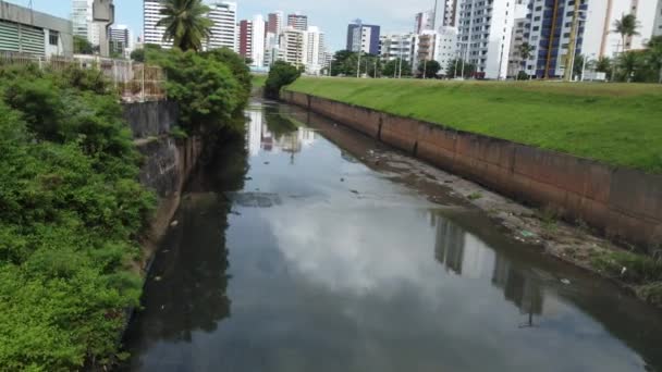 Salvador Bahia Brazil Maja 2023 Rura Tryskająca Ściekami Strumienia Mieście — Wideo stockowe