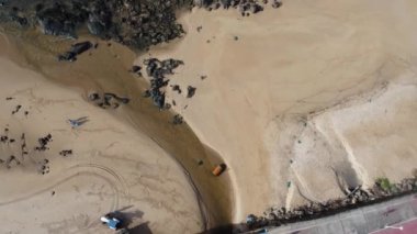 Salvador, Bahia, Brezilya - 16 Mayıs 2023: Salvador kentindeki Camarajipe nehrinin ağzındaki Costa Azul bölgesinin havadan görünüşü.