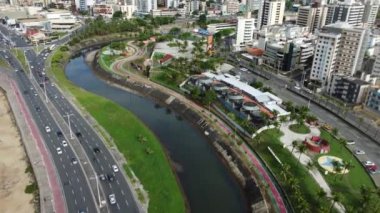Salvador, Bahia, Brezilya - 16 Mayıs 2023: Salvador kentindeki Camarajipe nehrinin ağzındaki Costa Azul bölgesinin havadan görünüşü.