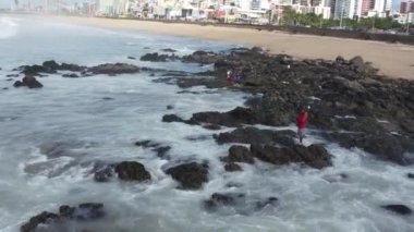 Salvador, Bahia, Brezilya - 16 Mayıs 2023: Salvador kentindeki Camarajipe nehrinin ağzındaki Costa Azul bölgesinin havadan görünüşü.