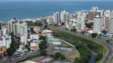 Salvador, Bahia, Brezilya - 16 Mayıs 2023: Salvador kentindeki Camarajipe nehrinin ağzındaki Costa Azul bölgesinin havadan görünüşü.