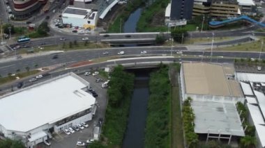 Salvador, Bahia, Brezilya - 16 Mayıs 2023: Salvador 'un Pituba bölgesindeki Camarajipe nehri üzerindeki köprü.