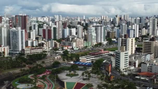 ブラジル バヒア州サルヴァドール2023年5月16日 サルヴァドール市のカマラジペ川河口のコスタアズール地方の空中風景 — ストック動画