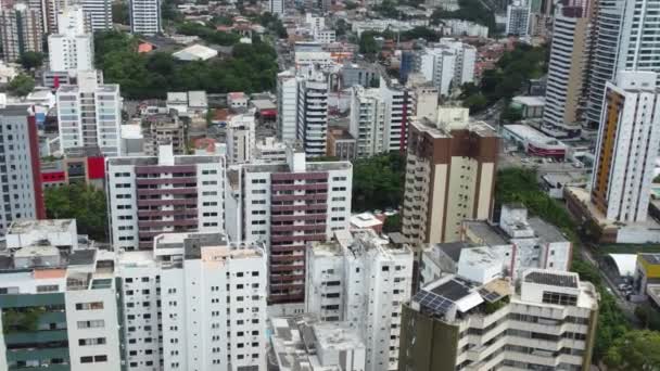 ブラジル バヒア州サルヴァドール2023年5月16日 サルヴァドール市のカマラジペ川河口のコスタアズール地方の空中風景 — ストック動画