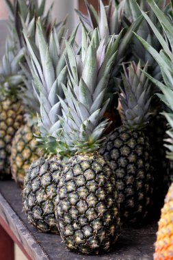 Iaberaba, Bahia, Brezilya - 7 Haziran 2023: Itaberaba 'da bir tezgahta ananas ve meyve satışı.