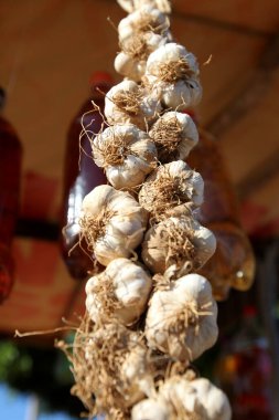 Iaberaba, Bahia, Brezilya - 7 Haziran 2023: Itaberaba şehrindeki bir mağazada satılık sarımsak başları.