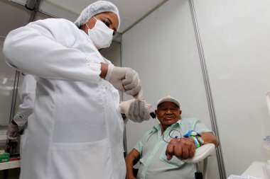 Itaberaba, Bahia, Brezilya - 3 Haziran 2023: Sitio do Mato şehrindeki bir laboratuvarda kan toplama işlemi.
