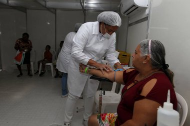 Itaberaba, Bahia, Brezilya - 3 Haziran 2023: Sitio do Mato şehrindeki bir laboratuvarda kan toplama işlemi.