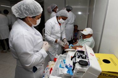 Itaberaba, Bahia, Brezilya - 3 Haziran 2023: Sitio do Mato şehrindeki bir laboratuvarda kan toplama işlemi.